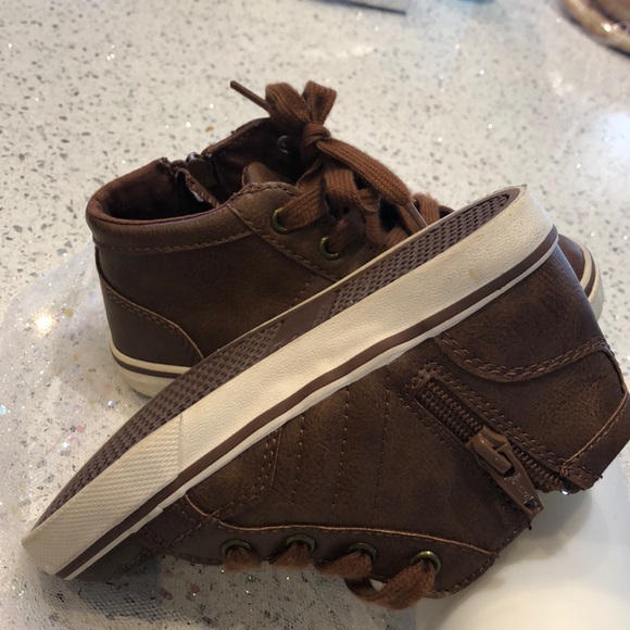 High tops boy’s size 10 - Picture 3 of 4